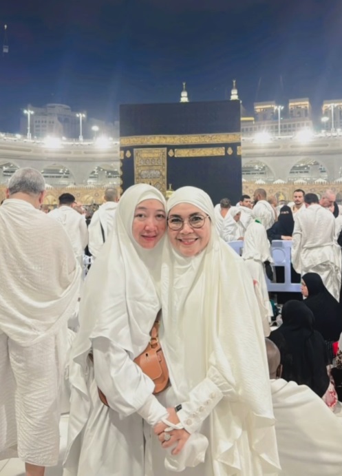 Foto-Foto Umi Kalsum dan Ibu Sambung Fardhana saat Umrah Bareng, Ternyata Bestie
