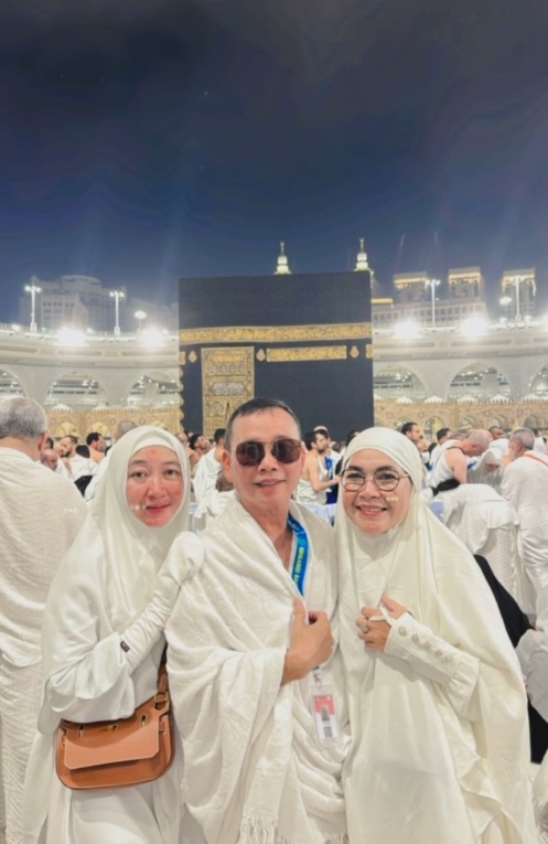 Foto-Foto Umi Kalsum dan Ibu Sambung Fardhana saat Umrah Bareng, Ternyata Bestie