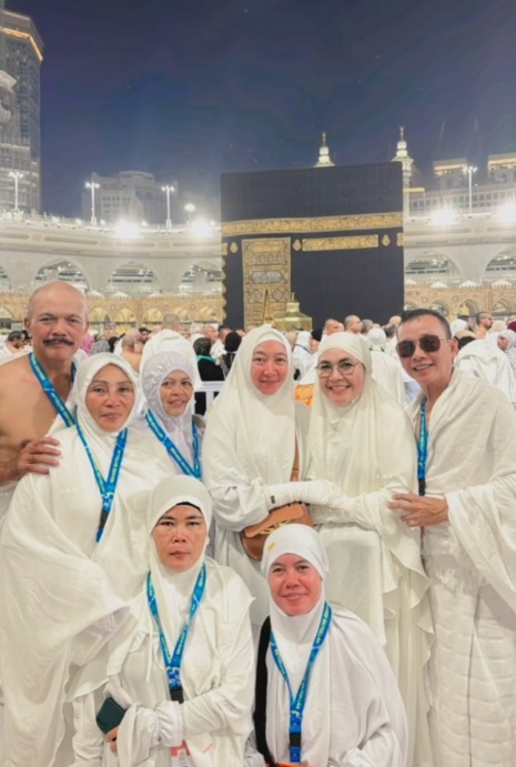 Foto-Foto Umi Kalsum dan Ibu Sambung Fardhana saat Umrah Bareng, Ternyata Bestie