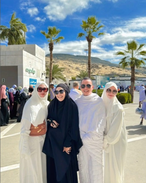 Foto-Foto Umi Kalsum dan Ibu Sambung Fardhana saat Umrah Bareng, Ternyata Bestie