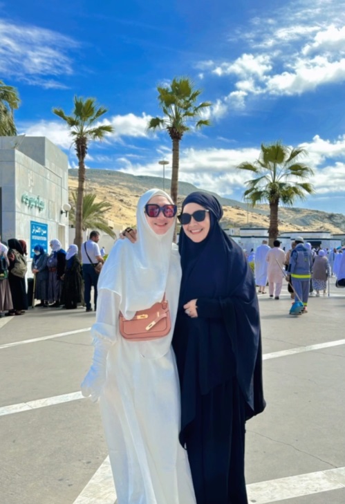 Foto-Foto Umi Kalsum dan Ibu Sambung Fardhana saat Umrah Bareng, Ternyata Bestie