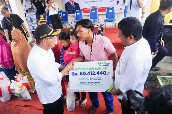 Beri Santunan BPJS Ketenagakerjaan, Menko PMK Pastikan Pengentasan Kemiskinan Berjalan di Medan