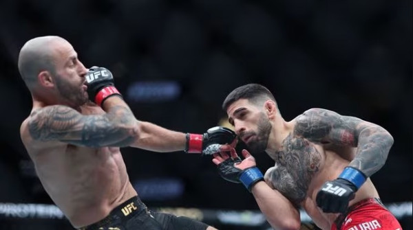 Illia Topuria Juara Baru Kelas Bulu UFC 298, Pukul KO Alexander Volkanovski!