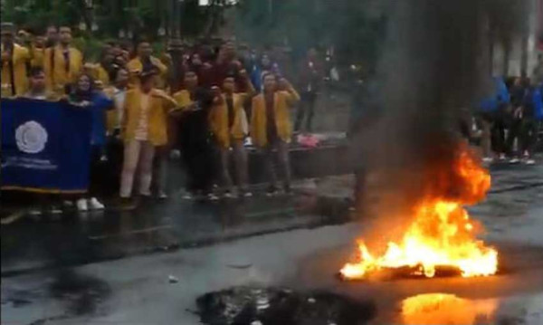 Kritik Penguasa Tidak Netral dalam Pemilu, Aliansi Mahasiswa Banyumas Demo dan Bakar Ban