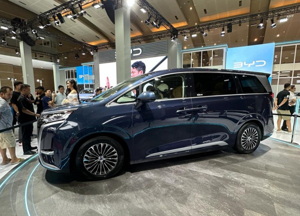 BYD Denza D9: Kecanggihan BYD, Kenyamanan Alphard, dan Kelegaan Staria