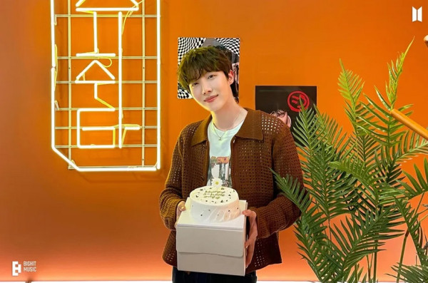 12 Foto Terbaru J-Hope BTS, Beredar di Momen Ulang Tahun ke-30