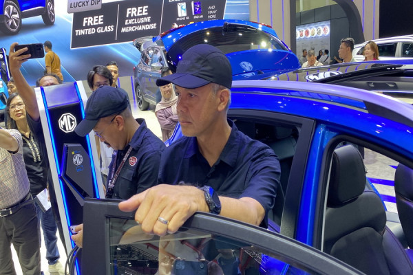 Ganjar Pranowo Mampir ke IIMS 2024, Beli Mobil Baru?