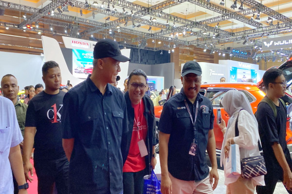 Ganjar Pranowo Mampir ke IIMS 2024, Beli Mobil Baru?