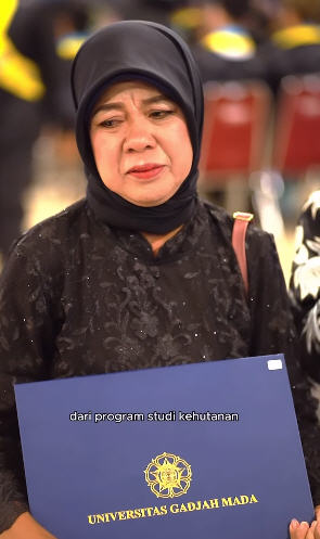 Momen Haru Ortu Mahasiswa UGM Wakili Wisuda Anaknya yang Meninggal sebelum Sidang Skripsi