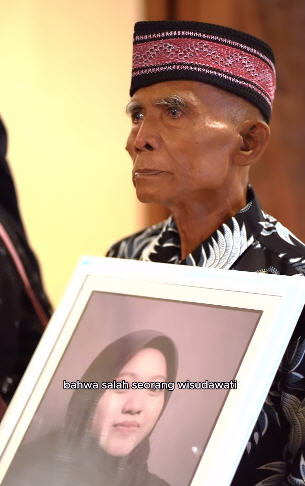 Momen Haru Ortu Mahasiswa UGM Wakili Wisuda Anaknya yang Meninggal sebelum Sidang Skripsi