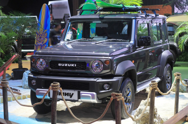 Suzuki Jimny dan Toyota HiAce Tampil Menawan dengan Modifikasi di IIMS 2024