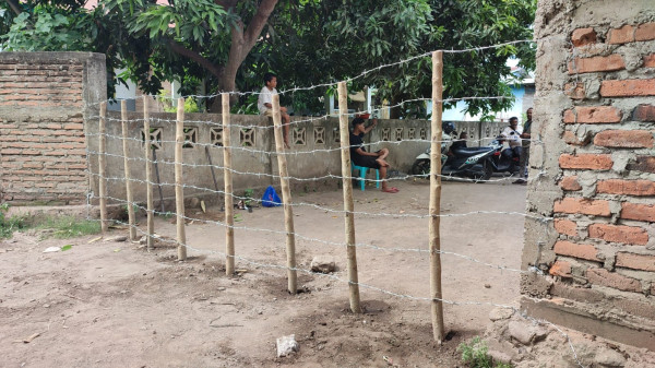 Ricuh! Caleg Gagal Ngamuk Tutup Akses Jalan Kota Uneng di Sikka