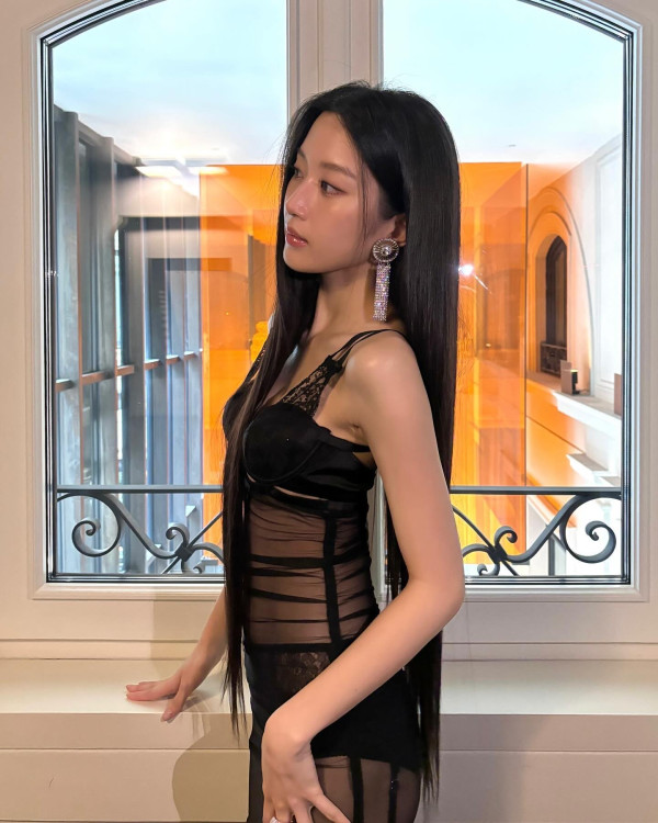 5 Potret Moon Ga Young di Milan Fashion Week, Pakai Busana Transparan