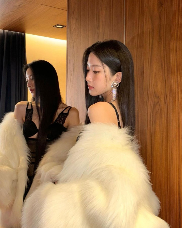 5 Potret Moon Ga Young di Milan Fashion Week, Pakai Busana Transparan