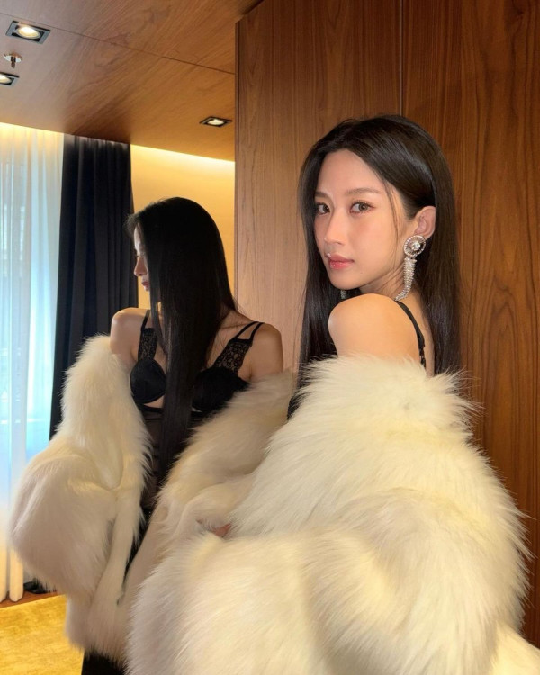 5 Potret Moon Ga Young di Milan Fashion Week, Pakai Busana Transparan