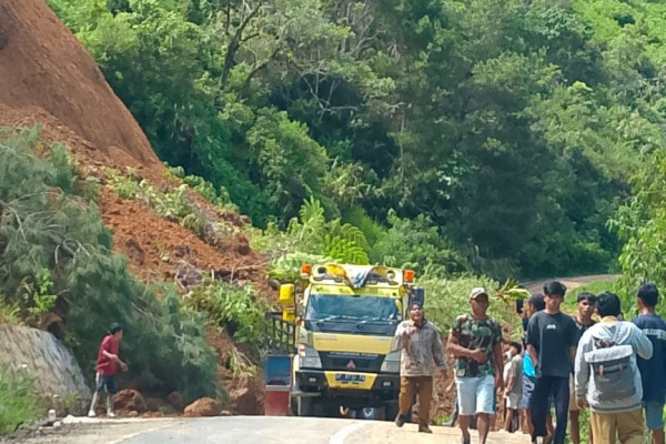 Ngeri! Jalan Bastem Utara Luwu Longsor, Puluhan Warga Tertimbun