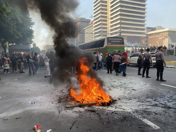 Demo Depan Bawaslu, Emak-emak Bakar Keranda hingga Ban