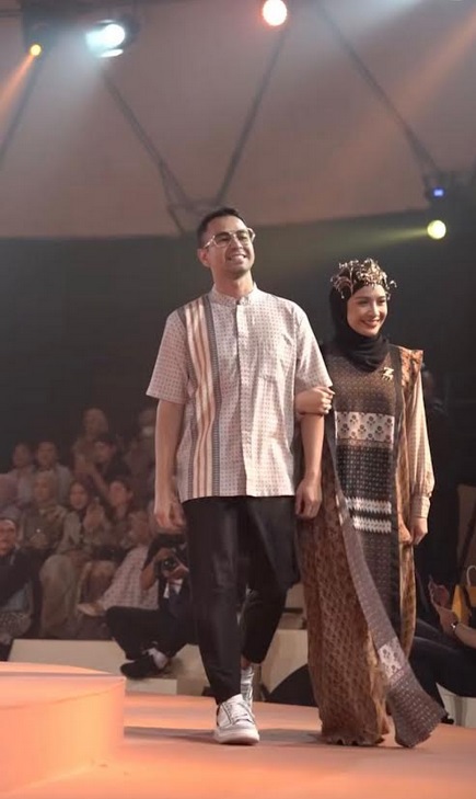 Foto-Foto Nagita Slavina Makin Cantik Kenakan Gamis, Malu-Malu Dekat Raffi Ahmad