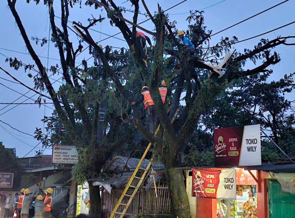Hujan Deras dan Angin Kencang Terjang Dayeuhkolot-Baleendah