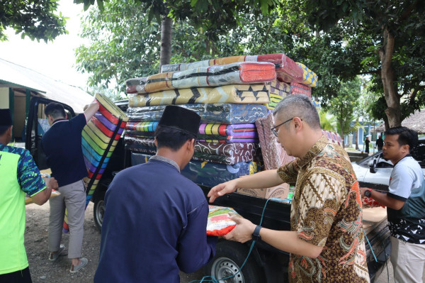 Aice Bangun Lapangan Serbaguna dan Bagikan Alat Sekolah di Lombok