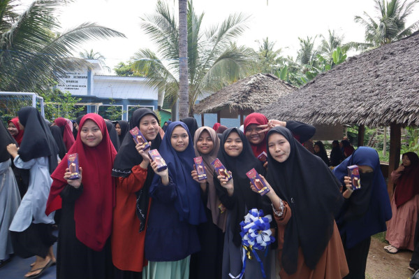 Aice Bangun Lapangan Serbaguna dan Bagikan Alat Sekolah di Lombok