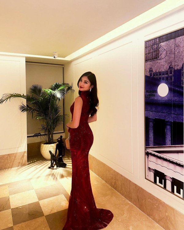 5 Potret Cantik Audrey Vanessa Pakai Gaun Merah di Miss World 2024