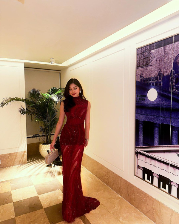 5 Potret Cantik Audrey Vanessa Pakai Gaun Merah di Miss World 2024