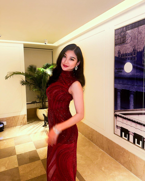 5 Potret Cantik Audrey Vanessa Pakai Gaun Merah di Miss World 2024
