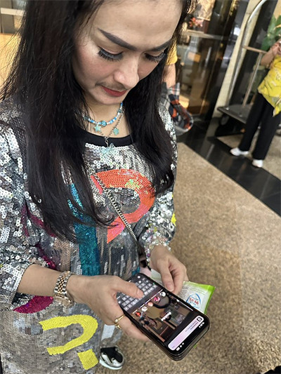 Iis Dahlia Nonton Konser Taylor Swift di Singapura, Outfit-nya Curi Perhatian Netizen: Dangdut Banget