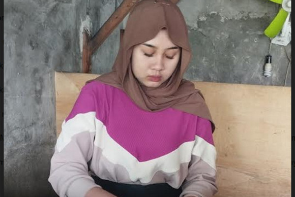 Viral! Penjual Rujak Cantik di Madura Ini Raih Omzet Jutaan Rupiah per Hari