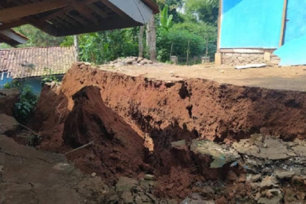 Tanah Bergerak di Bandung Barat Terus Meluas, 40 Bangunan Rusak