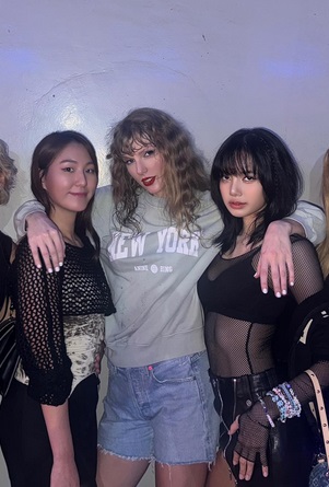 Lisa BLACKPINK Pamer Foto Bareng Taylor Swift, Bikin Gemas!