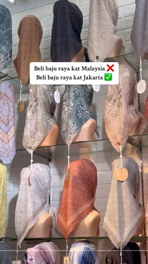 Wisatawan Malaysia Belanja Baju Lebaran di Tanah Abang, Sandiaga Sebut Berkah Ramadan