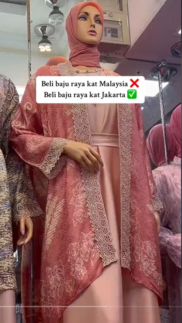 Wisatawan Malaysia Belanja Baju Lebaran di Tanah Abang, Sandiaga Sebut Berkah Ramadan