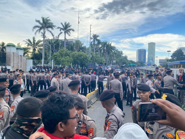 Memanas! Massa Pendukung Vs Penolak Hak Angket di Depan DPR Saling Lempar Botol