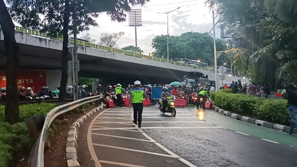 Massa Demo Dukung DPR Gulirkan Hak Angket Bubar, Jalan Gatot Subroto Arah Slipi Dibuka
