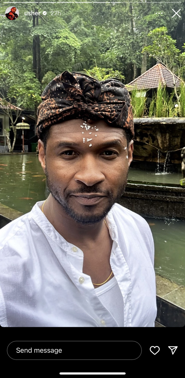Penyanyi Usher Liburan di Bali, Pakai Udeng dan Jalani Melukat