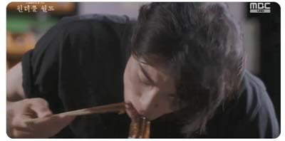 Viral! Momen Cha Eun Woo Makan Jajangmyeon, Otot Tangannya Jadi Sorotan Auto Bikin Fans Histeris