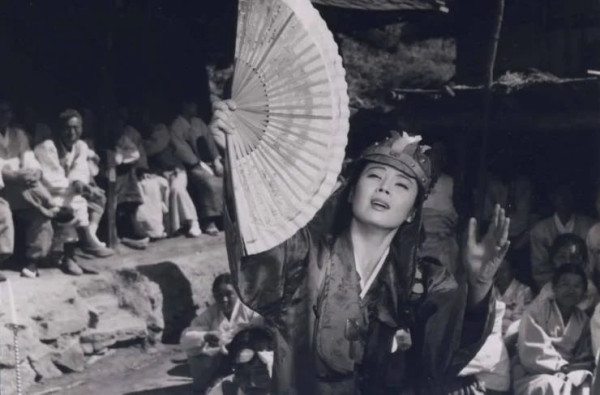 Selain Exhuma, Ini 8 Film Korea tentang Dukun, Ada yang Komedi