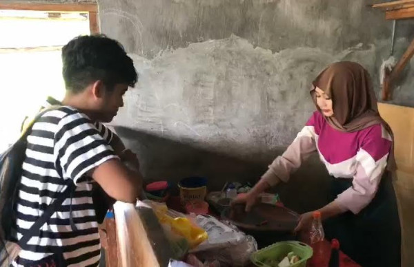 Heboh Penjual Rujak Cantik di Sampang Bak Artis Dangdut, Bikin Warganet Salfok