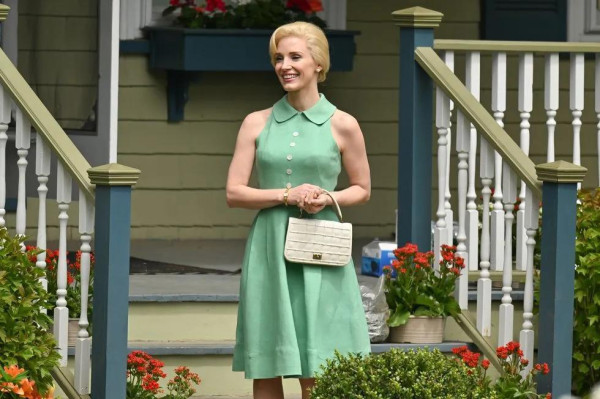 Review Film Mothers' Instinct: Anne Hathaway dan Jessica Chastain yang Menghipnosis