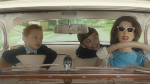Review Film Mothers' Instinct: Anne Hathaway dan Jessica Chastain yang Menghipnosis