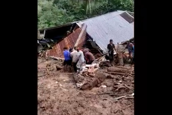 14 Warga Tewas dan 6 Orang Hilang Akibat Banjir Bandang dan Longsor di Pesisir Selatan Sumbar