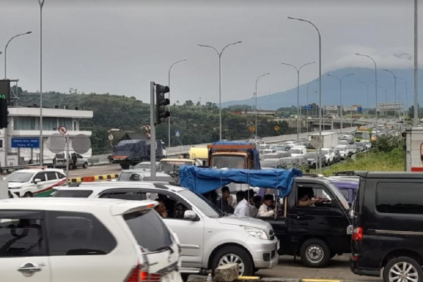 Macet Parah Tol Bocimi, Penumpang Kendaraan Jalan Kaki ke Exit Tol Gate Parungkuda