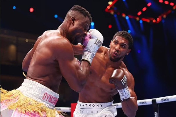 Momen Anthony Joshua Pukul KO Francis Ngannou hingga Dibantu Oksigen