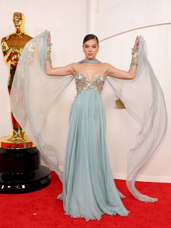 7 Busana Terbaik di Red Carpet Oscar 2024, Michelle Yeoh Tampil Berkilau