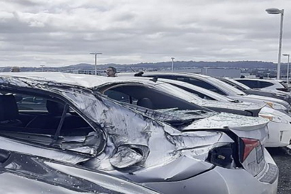 Apes, Mobil Ini Tertimpa Roda Pesawat yang Jatuh dari Langit