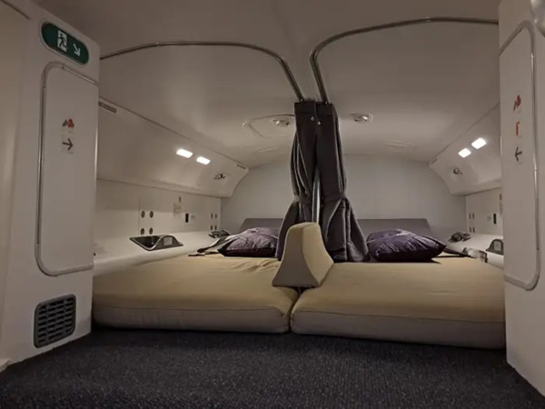Mengenal Bunk Rest, Tidur Pilot di Ruang Rahasia dalam Penerbangan Jarak Jauh