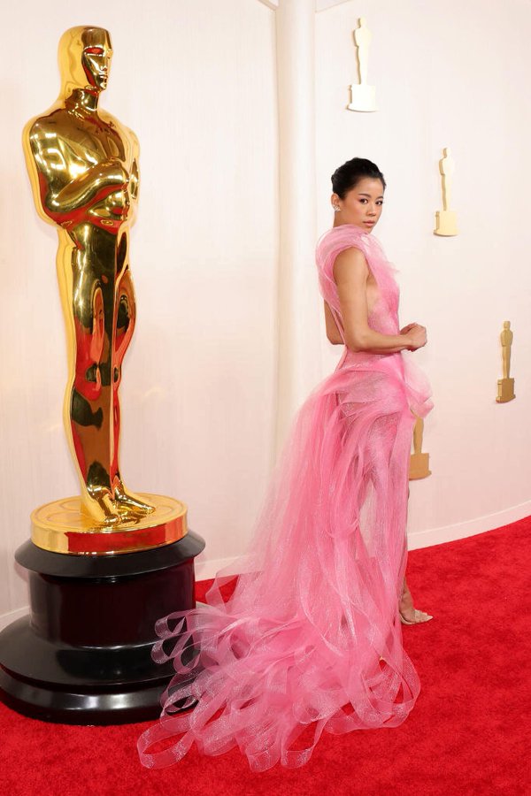 7 Busana Terbaik di Red Carpet Oscar 2024, Michelle Yeoh Tampil Berkilau