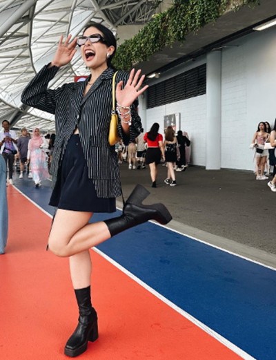 Maudy Ayunda Nonton Konser Taylor Swift di Singapura, Outfit-nya Jadi Sorotan